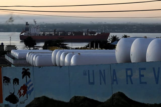 El petrolero Pastorita, con bandera cubana, fondea cerca de la terminal de Matanzas, en Matanzas, Cuba, el 7 de enero de 2026. (Norlys Pérez/Reuters)