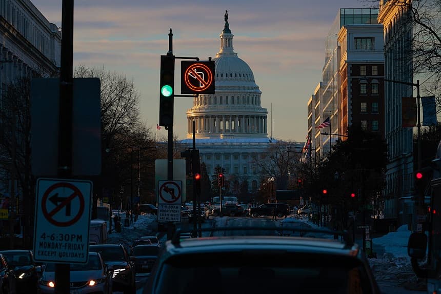 El tráfico matutino circula por carreteras nevadas cerca del Capitolio de Estados Unidos el 29 de enero de 2026 en Washington, DC. (Chip Somodevilla/Getty Images)