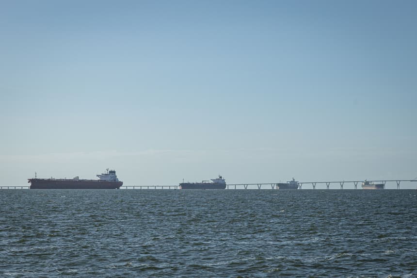 Fotografía de archivo de barcos que transportan petróleo. (EFE/ Henry Chirinos)