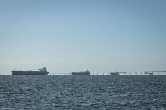 Fotografía de archivo de barcos que transportan petróleo. (EFE/ Henry Chirinos)
