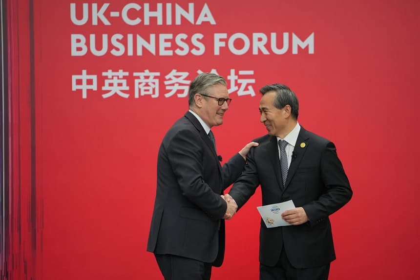 El primer ministro británico, Keir Starmer, estrecha la mano de Ren Hongbin, presidente del Consejo Chino para la Promoción del Comercio Internacional (CCPIT), durante el Foro Empresarial Reino Unido-China en el Banco de China el 30 de enero de 2026 en Pekín, China. (Kin Cheung - WPA Pool/Getty Images)