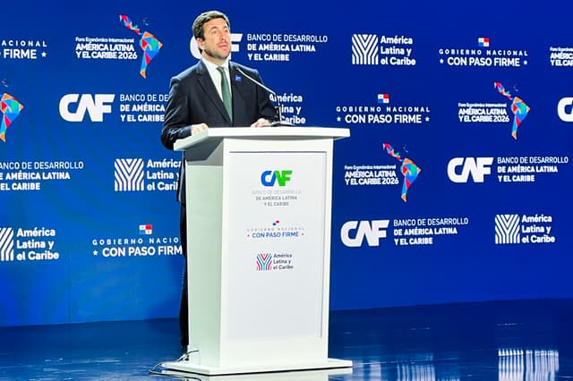 El presidente ejecutivo de Cox Energy, Enrique Riquelme Vives, habla durante el Foro Económico Internacional de América Latina y el caribe 2026 organizado por el Banco de Desarrollo de América Latina y el Caribe (CAF) este jueves, en Ciudad de Panamá. La firma española de energía renovable y agua Cox ve a México como el principal mercado de inversión en su portafolio de los próximos 15 años, ante el potencial de industrialización y la creciente demanda energética, afirmó en entrevista con EFE, Riquelme, fundador y director ejecutivo de la compañía. (EFE/ Juan Pablo Fernández)