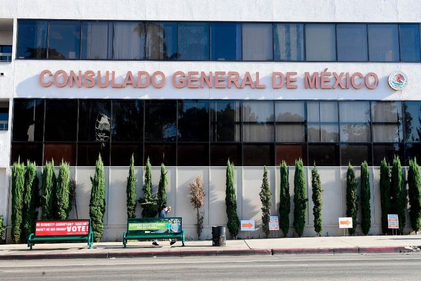 Peatones pasan frente al Consulado General de México en Los Ángeles, California, el 16 de octubre de 2020. (FREDERIC J. BROWN/AFP vía Getty Images)