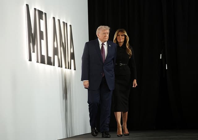 El presidente de Estados Unidos, Donald Trump, y la primera dama, Melania Trump, asisten a la proyección del documental "Melania" en el Kennedy Center el 29 de enero de 2026 en Washington, DC. (Samuel Corum/Getty Images)