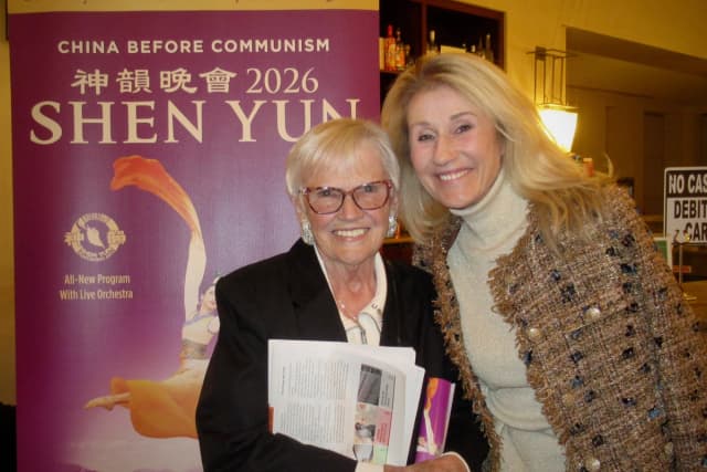 Teresa Bernhardt (derecha) y Faye Sherman en la presentación de Shen Yun Performing Arts en el California Center for the Arts, Escondido, el 27 de enero de 2026. (Linda Jiang/The Epoch Times)