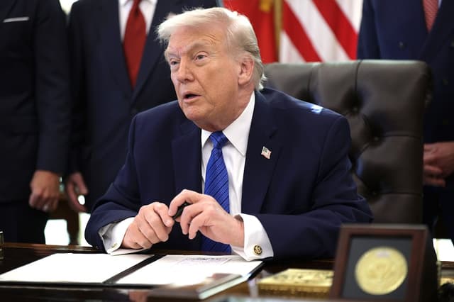 El presidente de Estados Unidos, Donald Trump, pronuncia unas palabras antes de firmar una orden ejecutiva en el Despacho Oval de la Casa Blanca el 30 de enero de 2026 en Washington, DC. (Alex Wong/Getty Images)