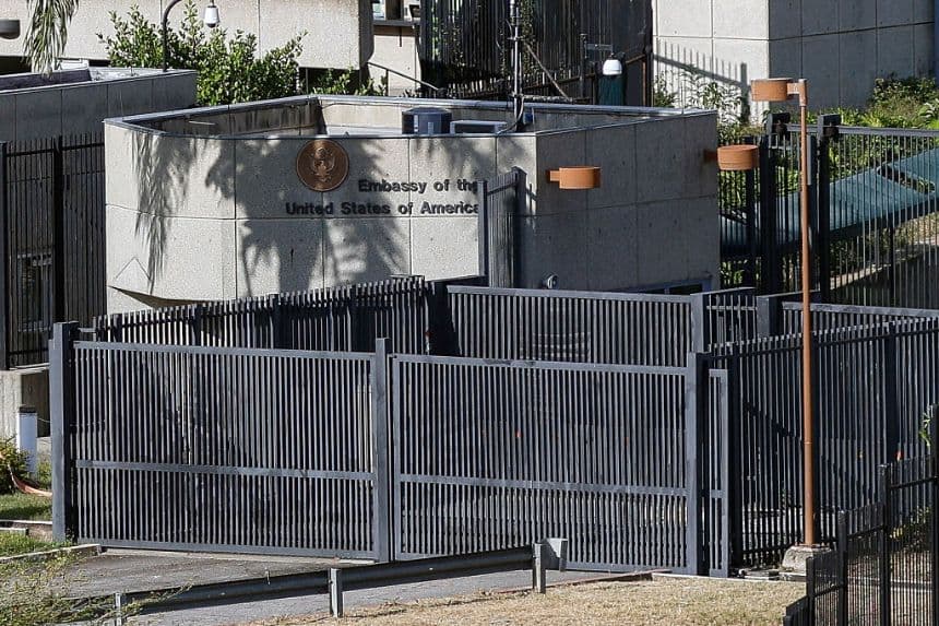 Esta imagen muestra la entrada de la embajada estadounidense en Caracas el 31 de enero de 2026. La nueva jefa de la misión diplomática de Estados Unidos para Venezuela, Laura Dogu, aterrizó en Caracas el 31 de enero. (Pedro MATTEY / AFP vía Getty Images)