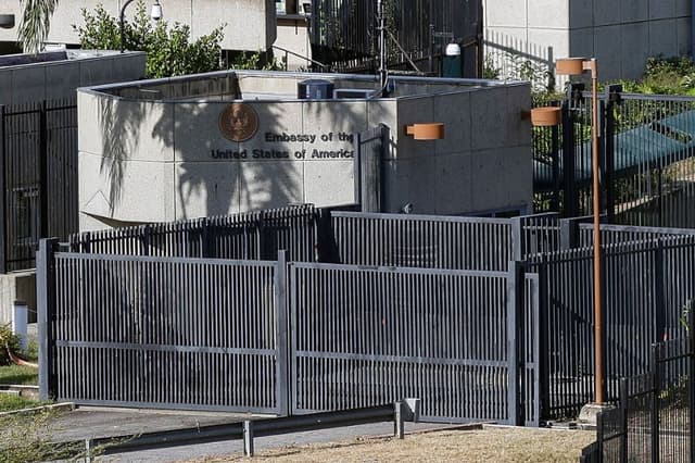 Esta imagen muestra la entrada de la embajada estadounidense en Caracas el 31 de enero de 2026. La nueva jefa de la misión diplomática de Estados Unidos para Venezuela, Laura Dogu, aterrizó en Caracas el 31 de enero. (Pedro MATTEY / AFP vía Getty Images)
