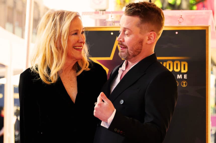 (De izquierda a derecha) Catherine O'Hara y Macaulay Culkin asisten a la ceremonia en honor a Macaulay Culkin con una estrella en el Paseo de la Fama de Hollywood el 1 de diciembre de 2023 en Hollywood, California. (Amy Sussman/Getty Images)