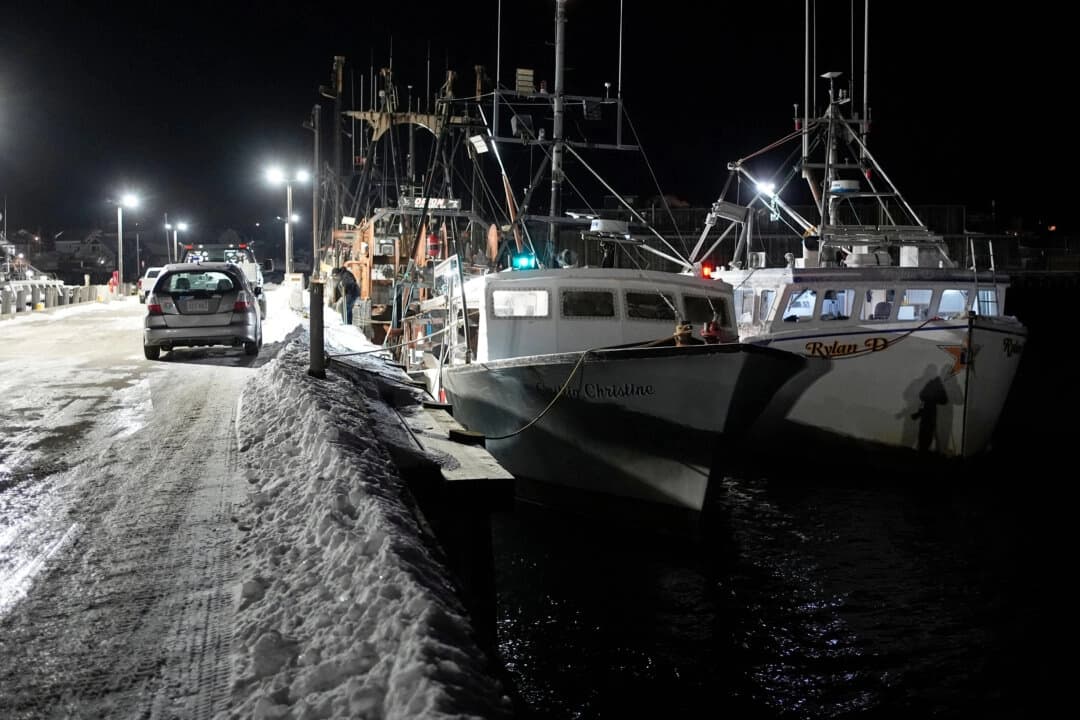 Barcos pesqueros amarrados en Gloucester, Massachusetts, puerto de origen de un buque que desapareció en el mar con siete personas a bordo, el 30 de enero de 2026. (Foto AP/Robert F. Bukaty)