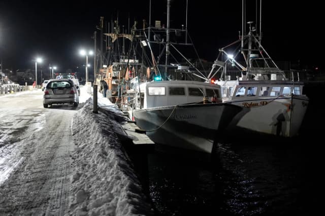 Barcos pesqueros amarrados en Gloucester, Massachusetts, puerto de origen de un buque que desapareció en el mar con siete personas a bordo, el 30 de enero de 2026. (Foto AP/Robert F. Bukaty)