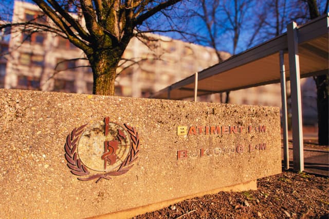 El logotipo de la OMS se ve en los edificios del complejo de la Organización Mundial de la Salud (OMS) el 23 de enero de 2025 en Ginebra, Suiza. (Robert Hradil/Getty Images)