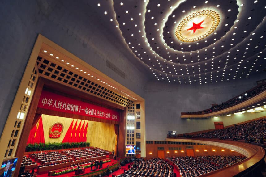 El primer ministro chino, Wen Jiabao, pronuncia su discurso en la sesión inaugural de la Asamblea Popular Nacional del Partido Comunista, el 5 de marzo de 2008, en el Gran Salón del Pueblo, en Beijing. (FREDERIC J. BROWN/AFP a través de Getty Images)