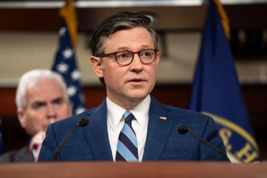 El presidente de la Cámara de Representantes, Mike Johnson (R-La.), habla durante una conferencia de prensa en el Capitolio, Washington, el 21 de enero de 2026. (Madalina Kilroy/The Epoch Times)
