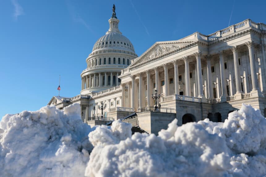 WASHINGTON, DC - 4 DE ENERO: Un montón de nieve se derrite cerca del edificio del Capitolio de Estados Unidos el 4 de enero de 2022 en Washington, DC. Las votaciones del Senado siguen posponiéndose mientras los senadores, retrasados por la tormenta de nieve en Washington, regresan al Capitolio. (Foto de Anna Moneymaker/Getty Images)