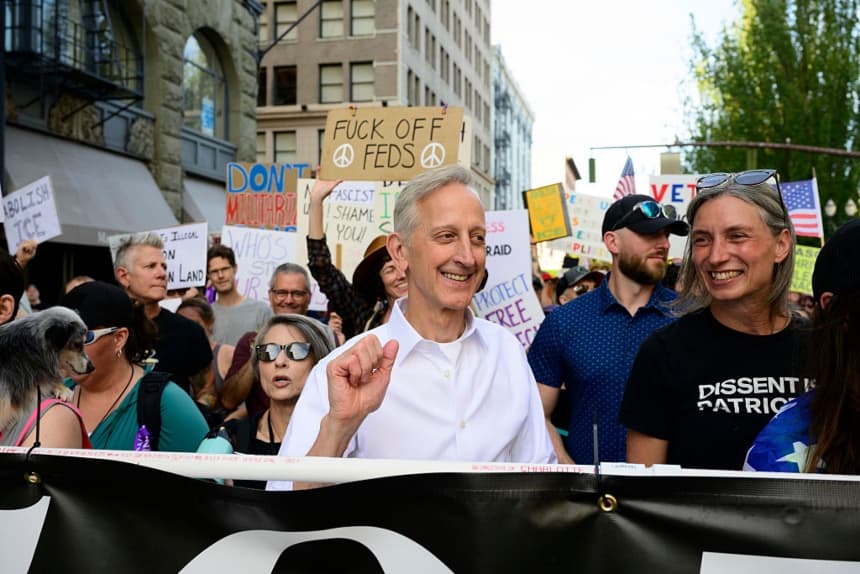 El alcalde de Portland, Keith Wilson (centro), lidera una protesta en Portland, Oregón, el 28 de septiembre de 2025. (Mathieu Lewis-Rolland/Getty Images)