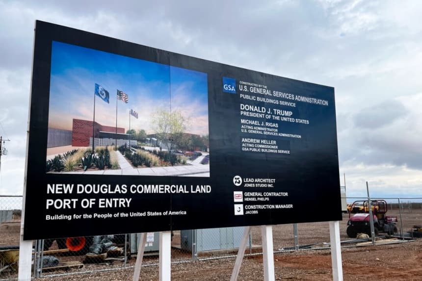Un cartel marca el sitio de 80 acres del nuevo puerto de entrada terrestre comercial de Douglas, Arizona, que actualmente se encuentra en construcción, el 22 de enero de 2026. (Allan Stein/The Epoch Times)