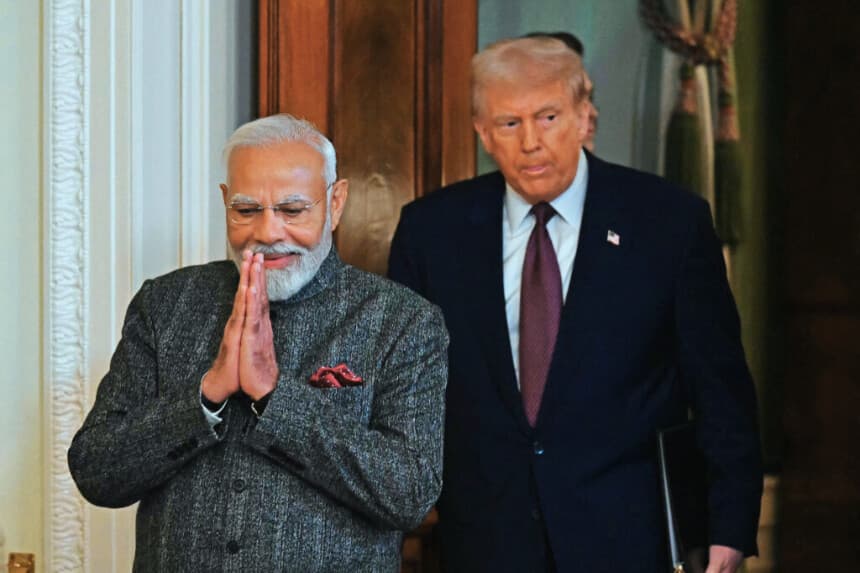 El presidente de Estados Unidos, Donald Trump, y el primer ministro de la India, Narendra Modi, llegan para celebrar una rueda de prensa conjunta en el Salón Este de la Casa Blanca, en Washington D. C., el 13 de febrero de 2025. (ANDREW CABALLERO-REYNOLDS/AFP a través de Getty Images)