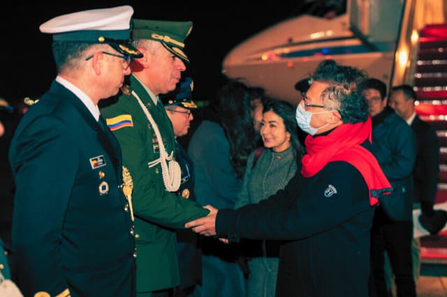 El presidente de Estados Unidos, Donald Trump, y el primer ministro de la India, Narendra Modi, llegan para celebrar una rueda de prensa conjunta en el Salón Este de la Casa Blanca, en Washington D. C., el 13 de febrero de 2025. (ANDREW CABALLERO-REYNOLDS/AFP a través de Getty Images)