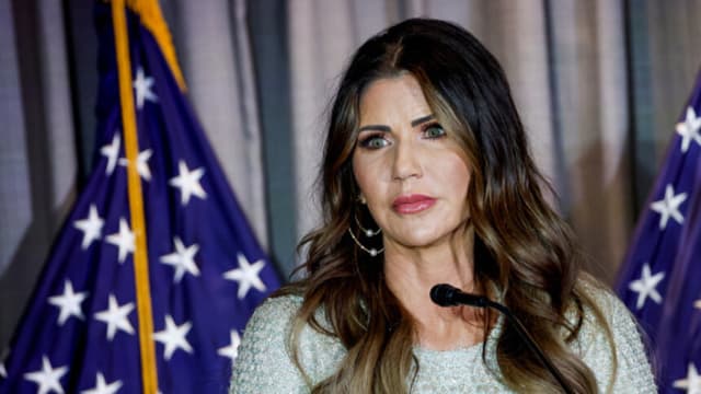 Oficiales federales de Minneapolis portarán cámaras corporales: Noem