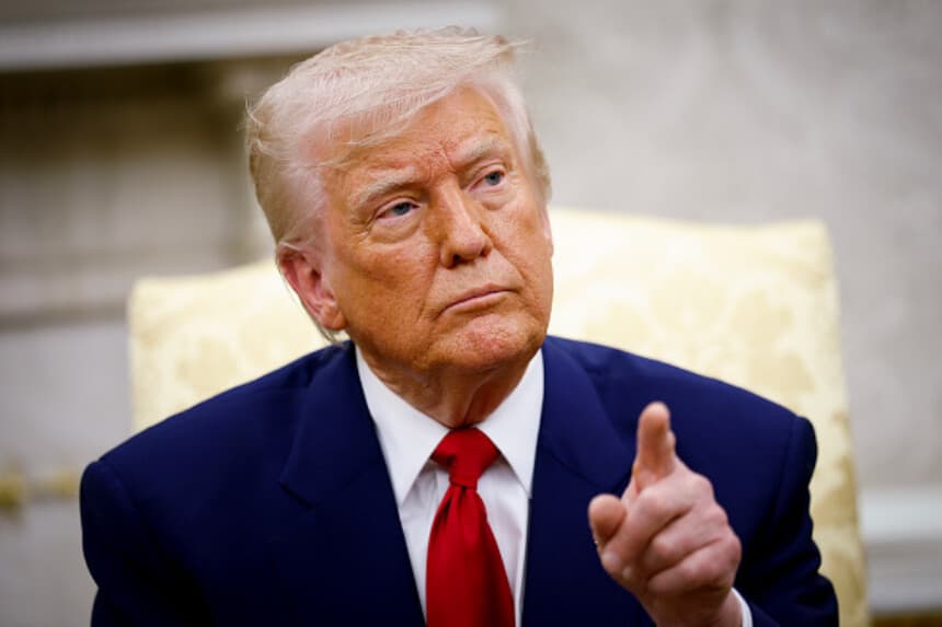 El presidente de Estados Unidos, Donald Trump, responde a una pregunta de un miembro de los medios de comunicación durante una reunión con el primer ministro israelí, Benjamin Netanyahu, en el Despacho Oval de la Casa Blanca, el 7 de abril de 2025, en Washington D. C. (Foto de Kevin Dietsch/Getty Images).