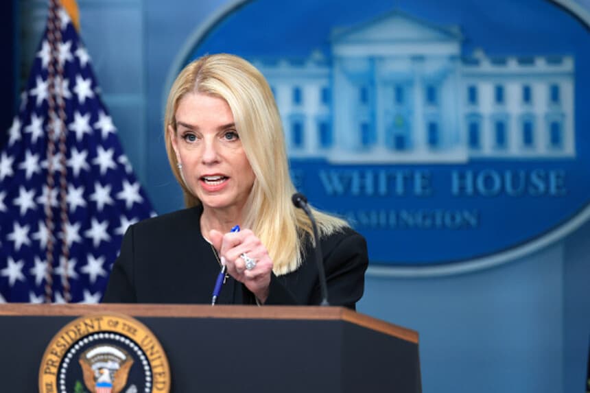 La fiscal general Pam Bondi habla sobre las recientes sentencias del Tribunal Supremo en la sala de prensa de la Casa Blanca el 27 de junio de 2025 en Washington, D.C. (Foto de Joe Raedle/Getty Images).