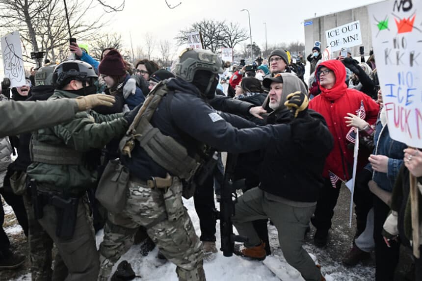 Manifestantes se enfrentan con agentes federales frente al edificio federal Bishop Henry Whipple en Saint Paul, Minnesota, el 8 de enero de 2026. (Foto de Octavio JONES / AFP a través de Getty Images).