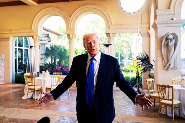 El presidente de Estados Unidos, Donald Trump, habla con los periodistas y los medios de comunicación en Mar-a-Lago el 1 de febrero de 2026 en Palm Beach, Florida. Trump asiste a la boda de Dan Scavino, subjefe de gabinete de la Casa Blanca, y Erin Elmore, directora de Arte en Embajadas del Depatamento de Estado, en Mar-a-Lago. (FAl Drago/Getty Images)