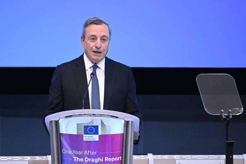 El economista italiano y expresidente del Banco Central Europeo (BCE) Mario Draghi ofrece una conferencia de prensa para revisar los avances un año después del "informe Draghi" sobre el futuro de la competitividad europea, en la sede de la UE en Bruselas, el 16 de septiembre de 2025. (NICOLAS TUCAT/AFP a través de Getty Images)