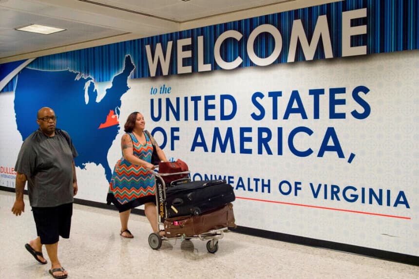 Viajeros internacionales abandonan la zona de Aduanas e Inmigración del Aeropuerto Internacional de Dulles, en Dulles, Virginia, el 29 de junio de 2017. (Paul J. Richards/AFP/Getty Images).