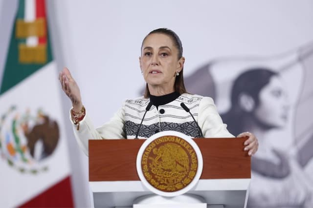 La presidenta de México, Claudia Sheinabaum, habla durante una rueda de prensa este 3 de febrero, en el Palacio Nacional de Ciudad de México, México. (EFE/ Sáshenka Gutiérrez)