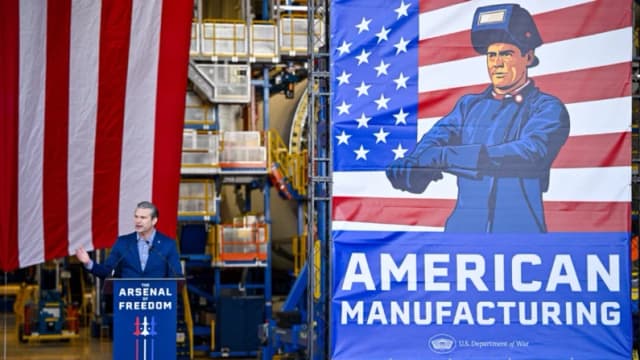 Hegseth elogia el trabajo de Blue Origin durante su visita a Cabo Cañaveral