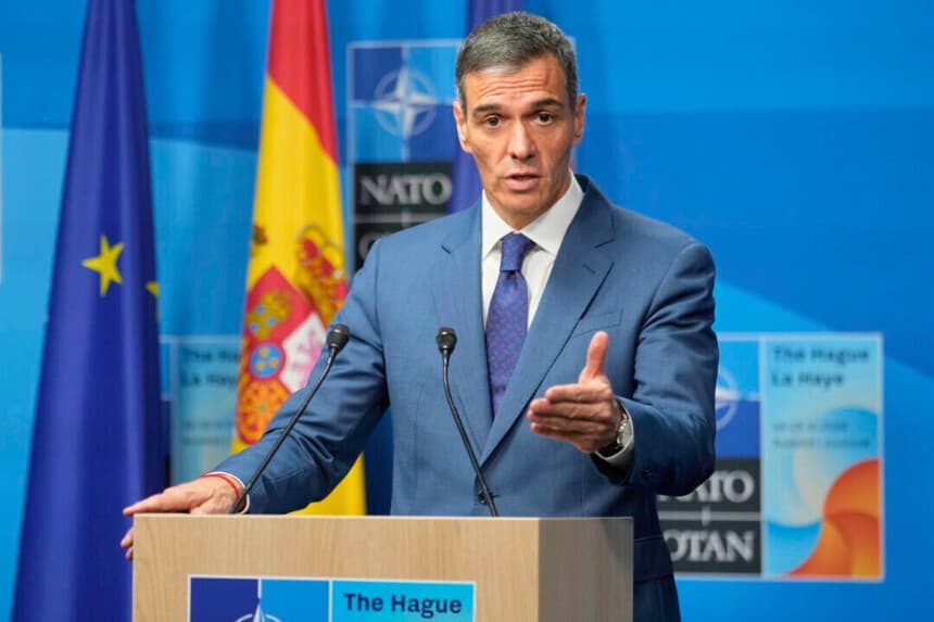El presidente del gobierno español, Pedro Sánchez, habla durante una rueda de prensa tras la sesión plenaria de la cumbre de la OTAN celebrada en La Haya, Países Bajos, el 25 de junio de 2025. (Markus Schreiber/AP).