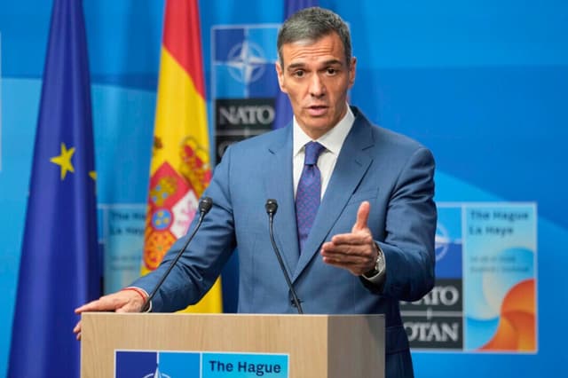 El presidente del gobierno español, Pedro Sánchez, habla durante una rueda de prensa tras la sesión plenaria de la cumbre de la OTAN celebrada en La Haya, Países Bajos, el 25 de junio de 2025. (Markus Schreiber/AP).