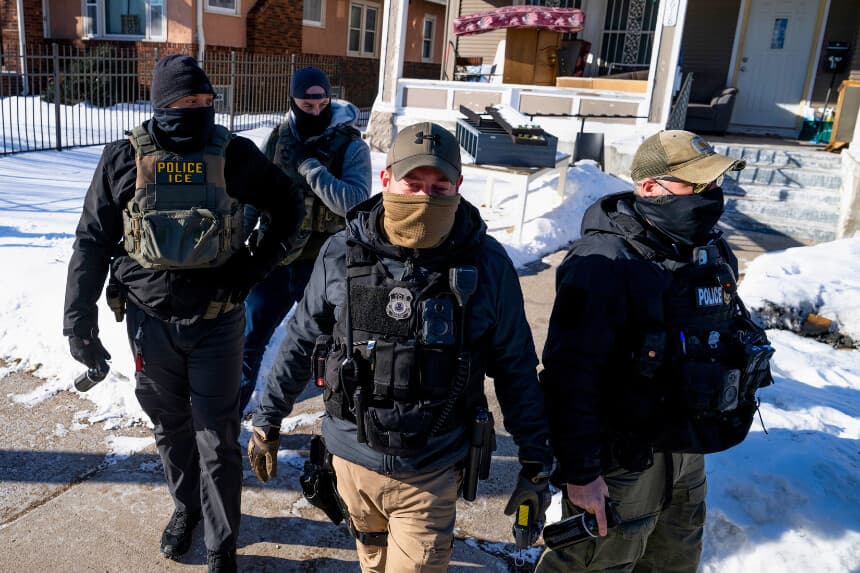MINNEAPOLIS, MINNESOTA - 28 DE ENERO: Agentes del ICE abandonan una residencia tras llamar a la puerta el 28 de enero de 2026 en Minneapolis, Minnesota. El Departamento de Seguridad Nacional de Estados Unidos continúa con sus operaciones de control de la inmigración tras dos asesinatos de gran repercusión mediática cometidos por agentes federales en las últimas semanas. (Foto de Stephen Maturen/Getty Images).