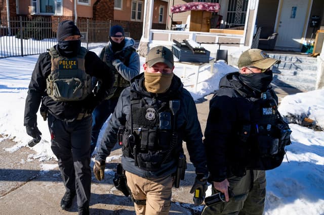 MINNEAPOLIS, MINNESOTA - 28 DE ENERO: Agentes del ICE abandonan una residencia tras llamar a la puerta el 28 de enero de 2026 en Minneapolis, Minnesota. El Departamento de Seguridad Nacional de Estados Unidos continúa con sus operaciones de control de la inmigración tras dos asesinatos de gran repercusión mediática cometidos por agentes federales en las últimas semanas. (Foto de Stephen Maturen/Getty Images).