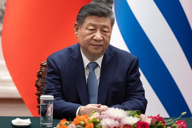El presidente chino, Xi Jinping, asiste a una ceremonia de firma con el presidente uruguayo, Yamandu Orsi, en el Gran Salón del Pueblo en Pekín, el 3 de febrero de 2026. (JESSICA LEE/POOL/AFP vía Getty Images)