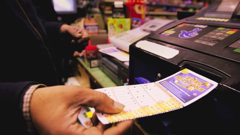 Octogenario que ganó la lotería podría terminar sus días en prisión por ser parte de una banda criminal