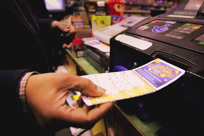 Un quiosquero vende un boleto de Euromillones el 27 de enero de 2005 en Londres, Inglaterra. (Bruno Vincent/Getty Images)