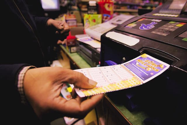 Un quiosquero vende un boleto de Euromillones el 27 de enero de 2005 en Londres, Inglaterra. (Bruno Vincent/Getty Images)