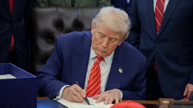 Trump firma una ley para poner fin al cierre parcial