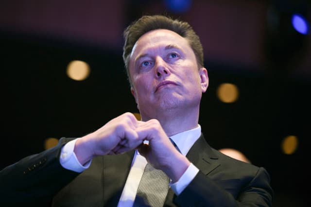 Elon Musk observa mientras el presidente de los Estados Unidos, Donald Trump, habla en el Foro de Inversión Estados Unidos-Arabia Saudita en el Centro John F. Kennedy para las Artes Escénicas en Washington, D.C., el 19 de noviembre de 2025. (Foto de Brendan SMIALOWSKI / AFP) (Foto de BRENDAN SMIALOWSKI/AFP a través de Getty Images)