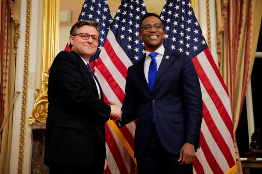 El presidente de la Cámara de Representantes, Mike Johnson (R-La.) (izq.), juramentó al representante Christian Menefee (D-Texas) en el Capitolio de Estados Unidos, en Washington, el 2 de febrero de 2026. (Heather Diehl/Getty Images)