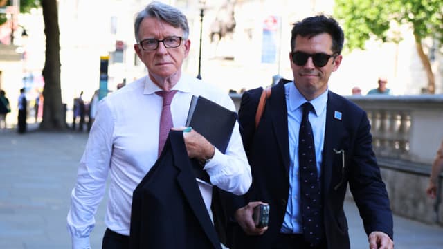 Tras escándalo por correos relacionados con Epstein, Peter Mandelson deja la política británica