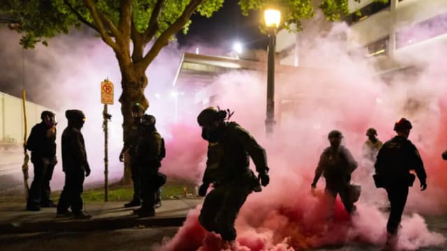 Juez federal prohíbe a agentes utilizar gas lacrimógeno en protestas de Portland