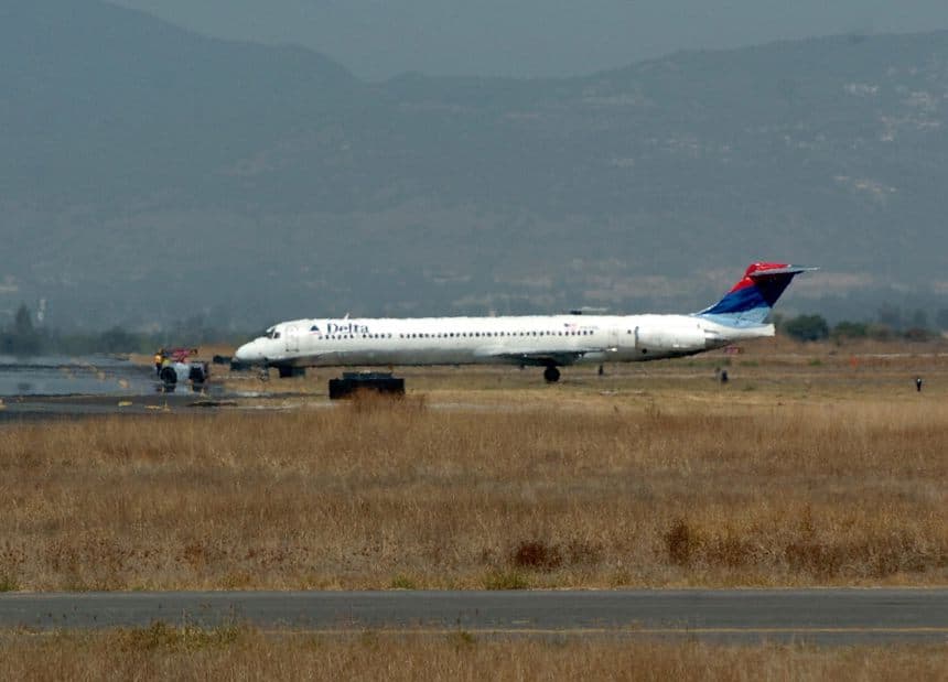 Vista general de un avión comercial de Delta Airlines en el aeropuerto de Guadalajara. Imagen de archivo. (EFE/Tonatiuh Figueroa)