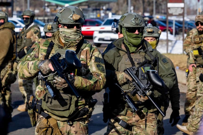 Oficiales federales frente al edificio federal Bishop Henry Whipple en Minneapolis, el 9 de enero de 2026. (John Fredricks/The Epoch Times).
