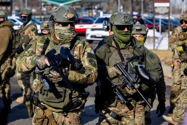 Oficiales federales frente al edificio federal Bishop Henry Whipple en Minneapolis, el 9 de enero de 2026. (John Fredricks/The Epoch Times).