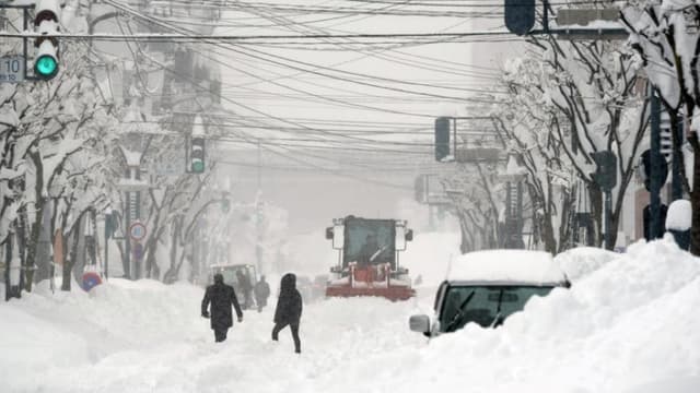 Nieve deja 35 muertos en Japón y el deshielo agrava el riesgo