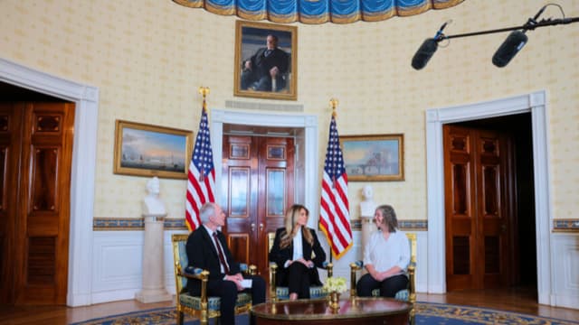 La primera dama recibe en la Casa Blanca al rehén estadounidense-israelí liberado